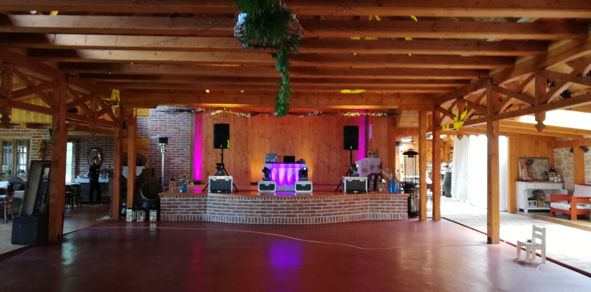 DJ pódium v rustikálnej drevenej sále počas dňa