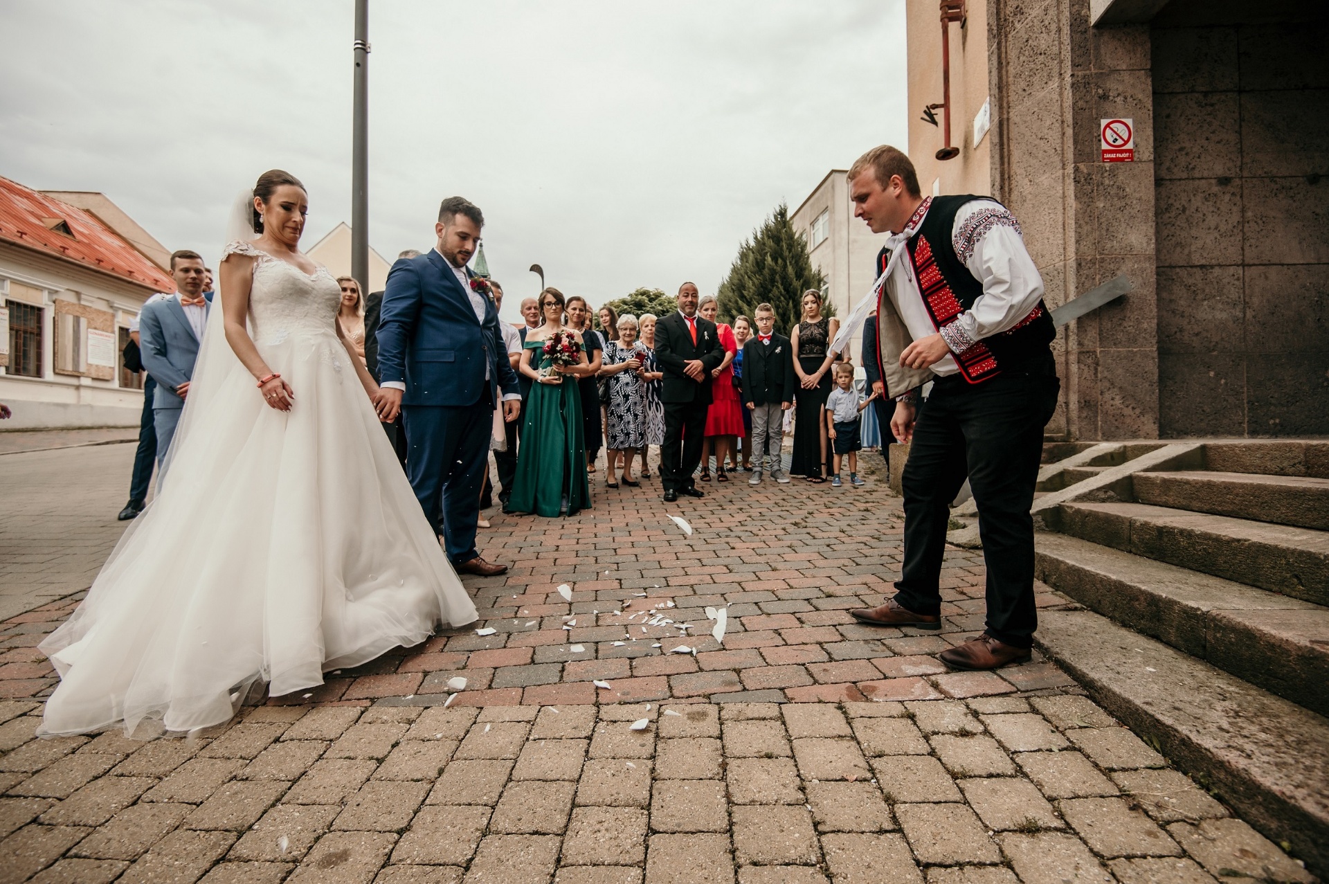 Rozbíjanie taniera pred kostolom