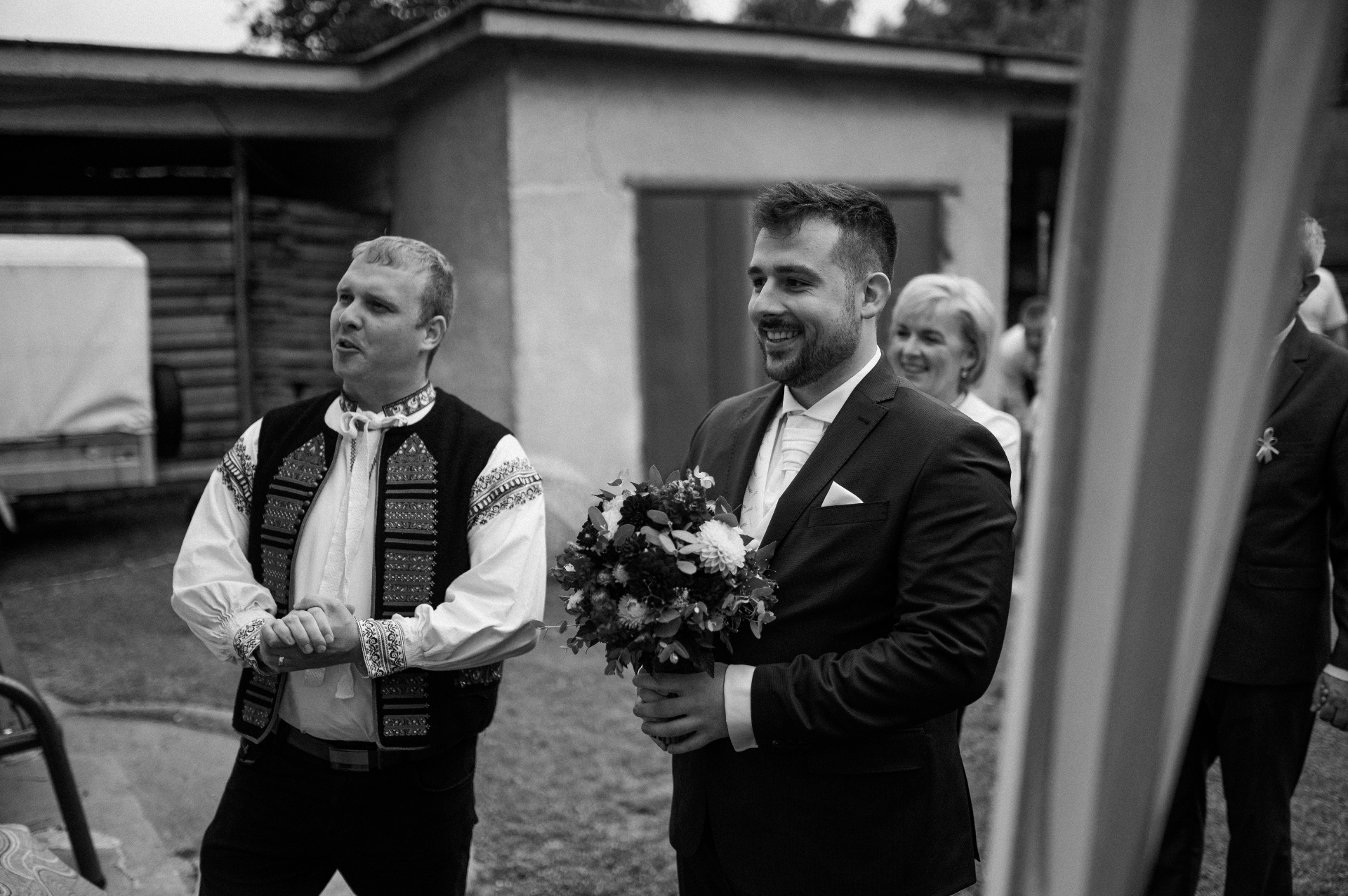 Ženích so starejším pred obradom