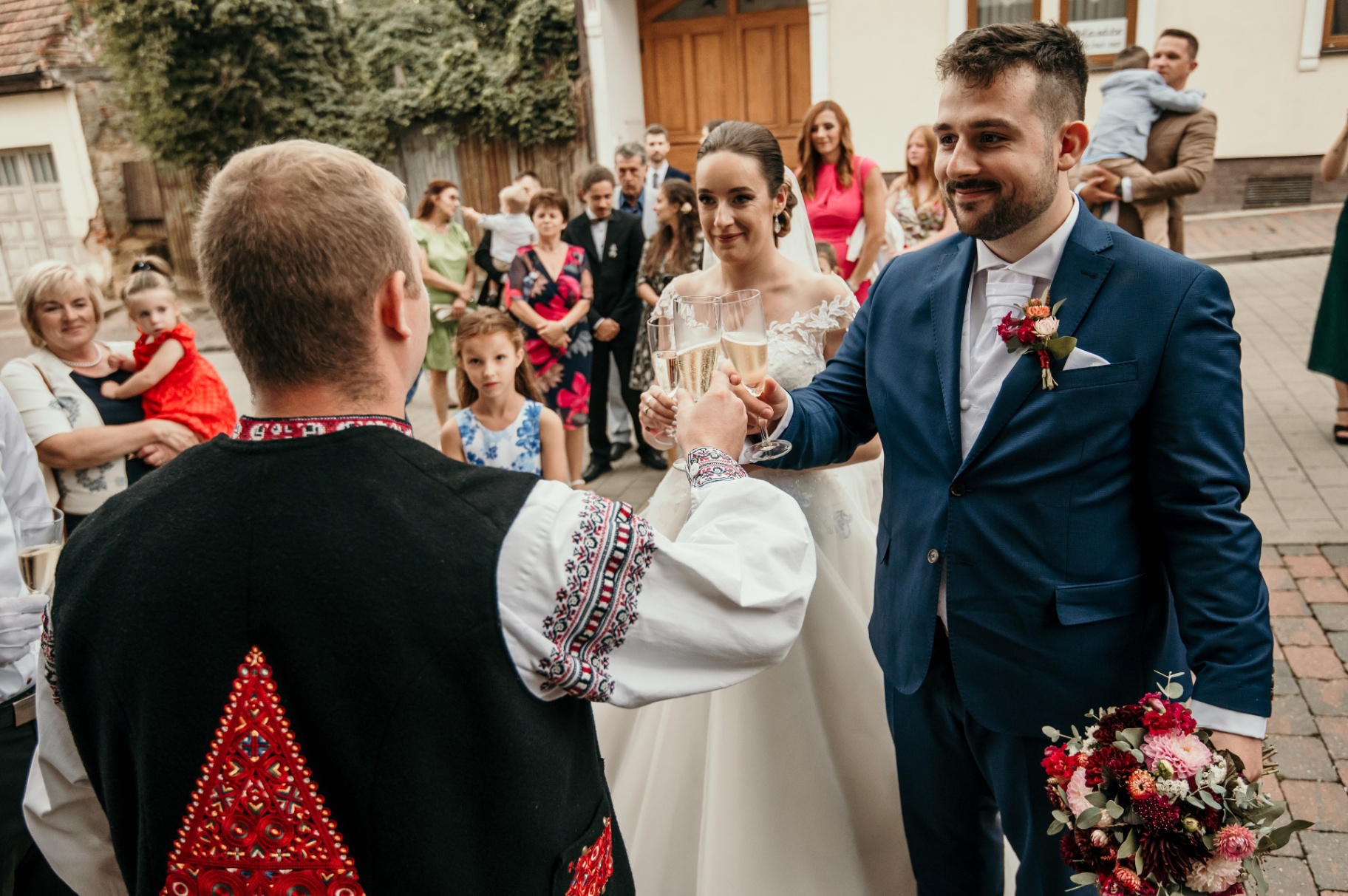 Prípitok šampanským s mladomanželmi