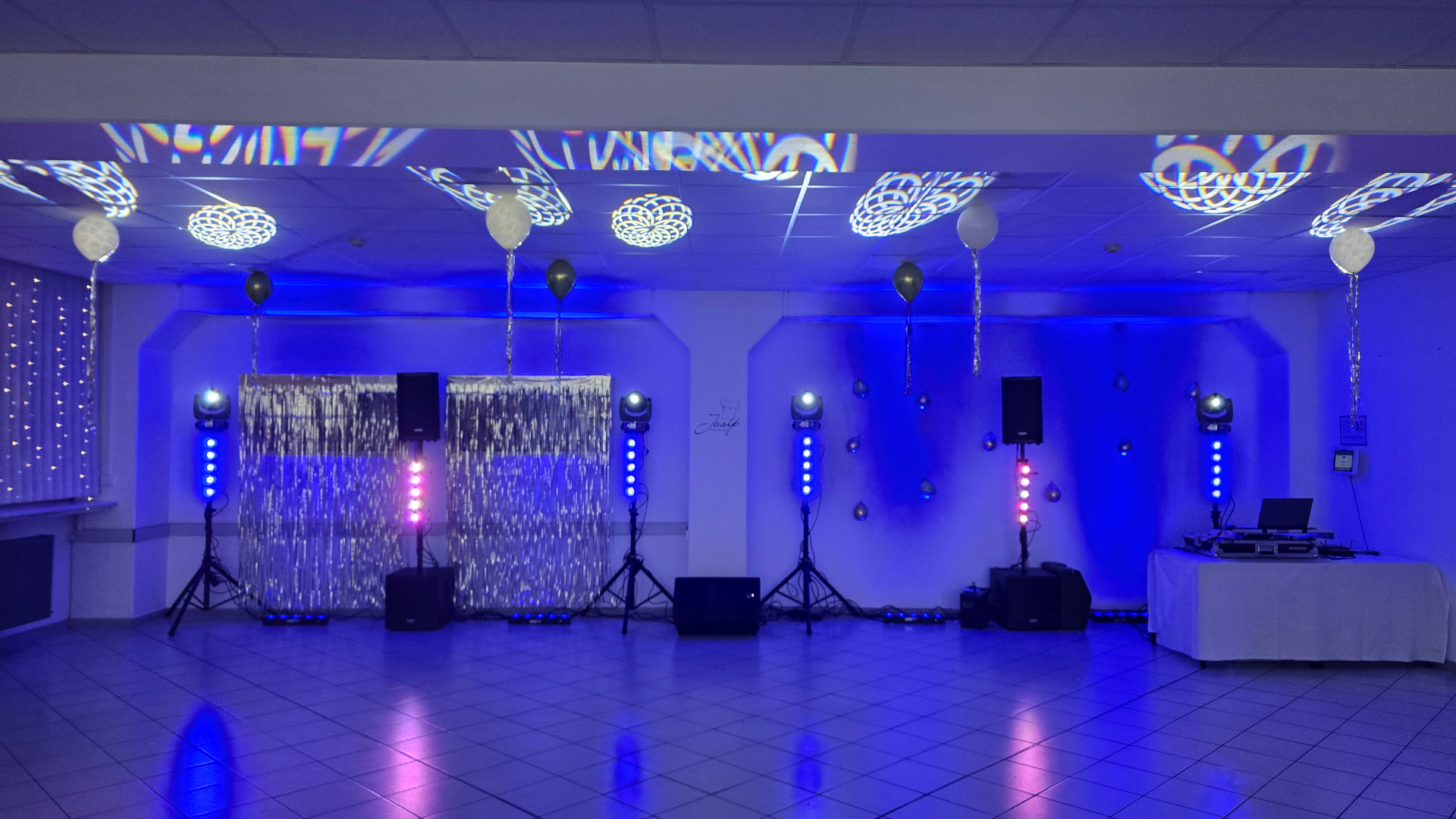 Atmosférické modré osvetlenie sály počas eventu