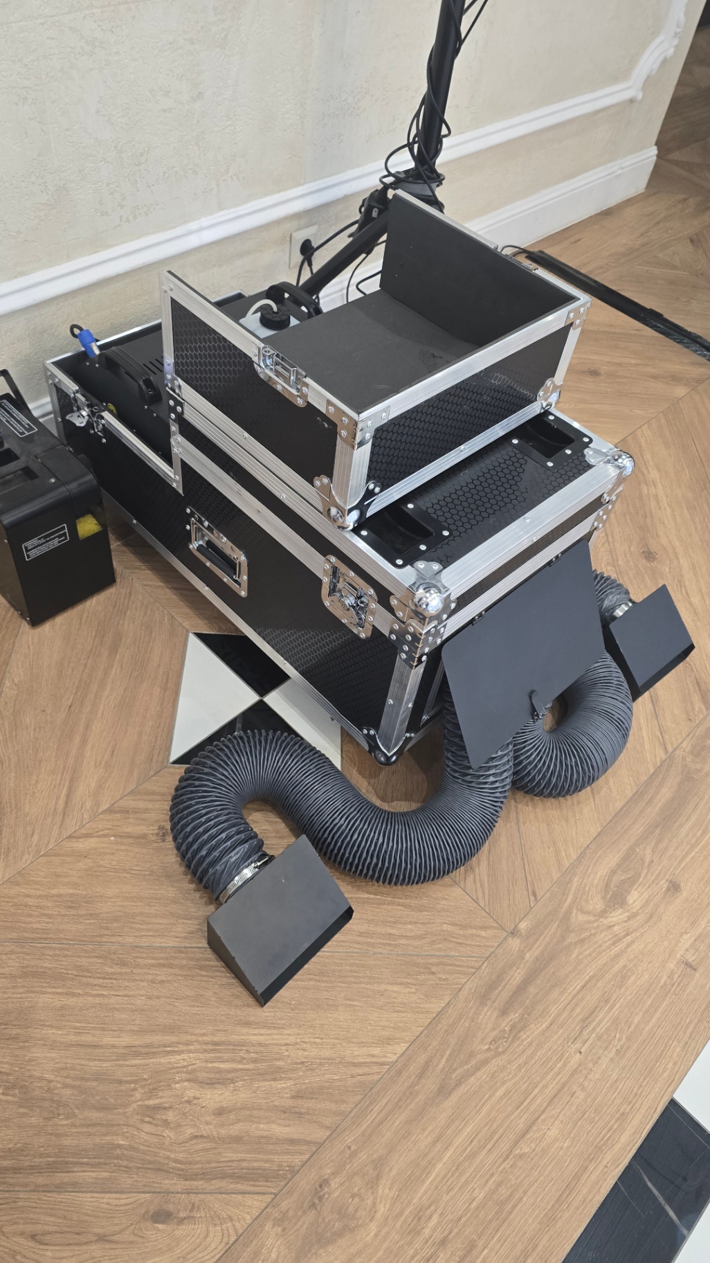 Hmlostroj a flightcase pripravené na DJ produkciu