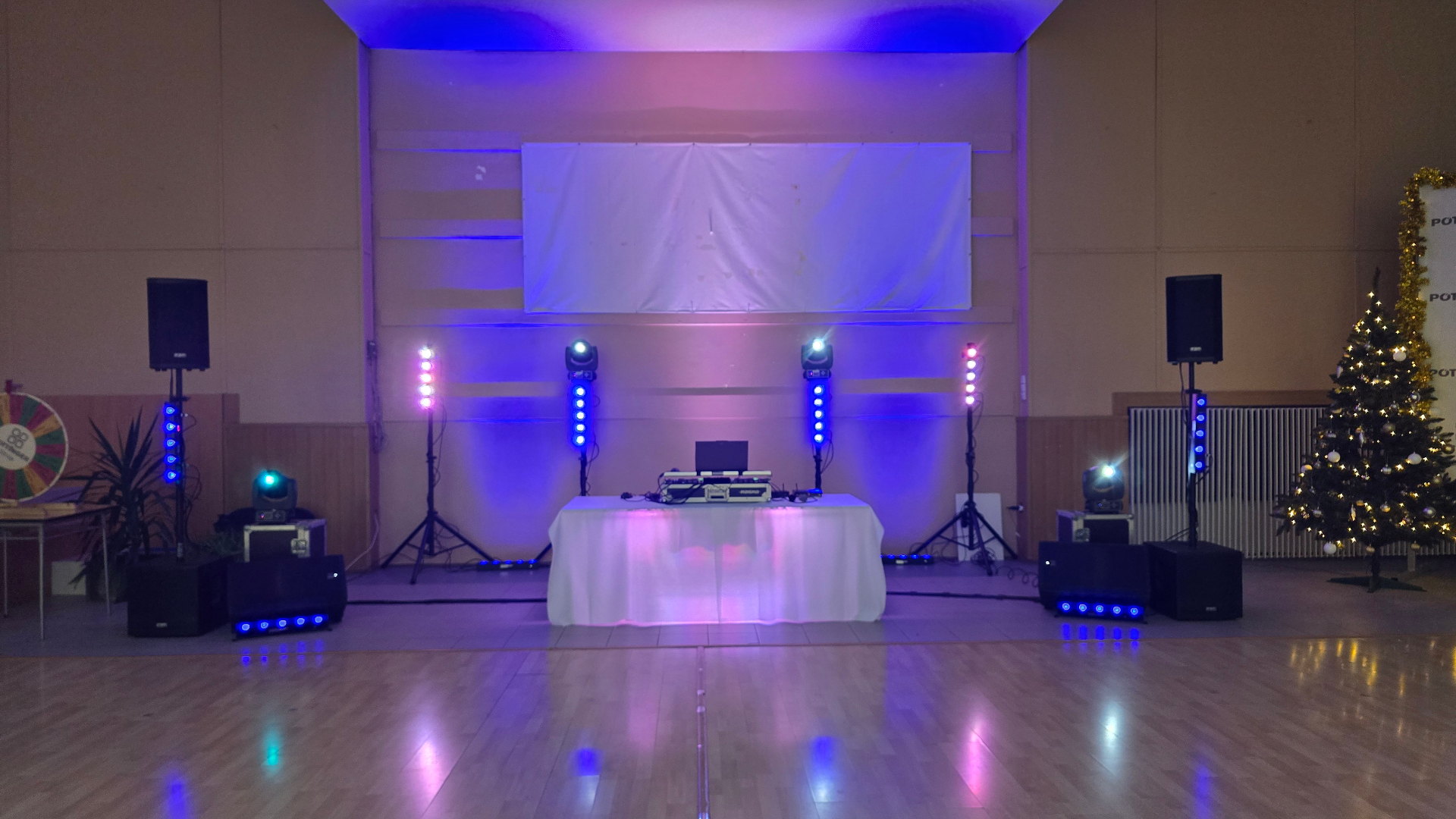 DJ stage s profi osvetlením na podujatí