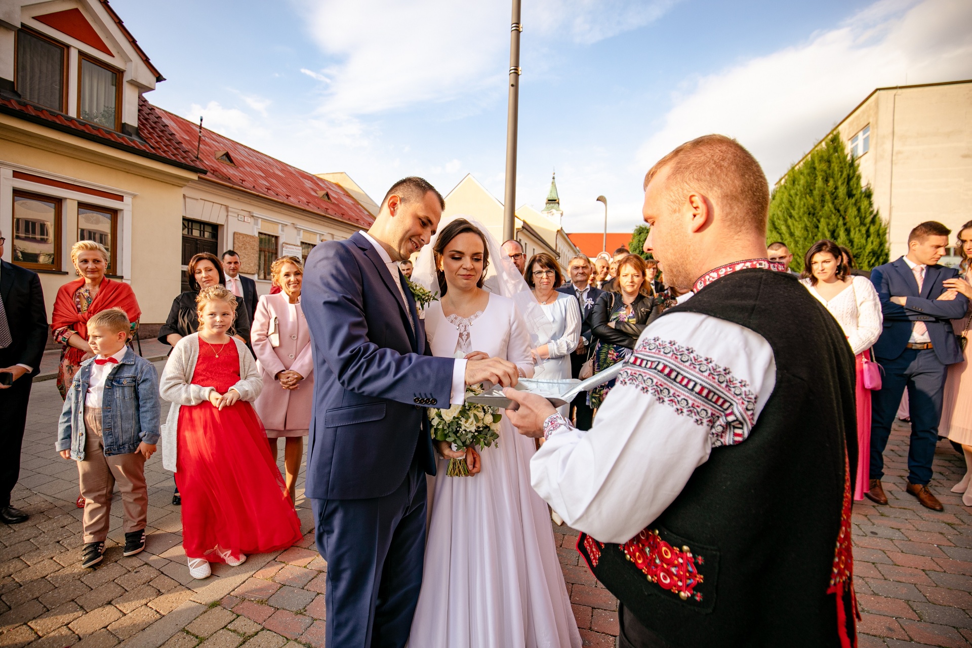 Tradičný obrad s tanierom pred mladomanželmi