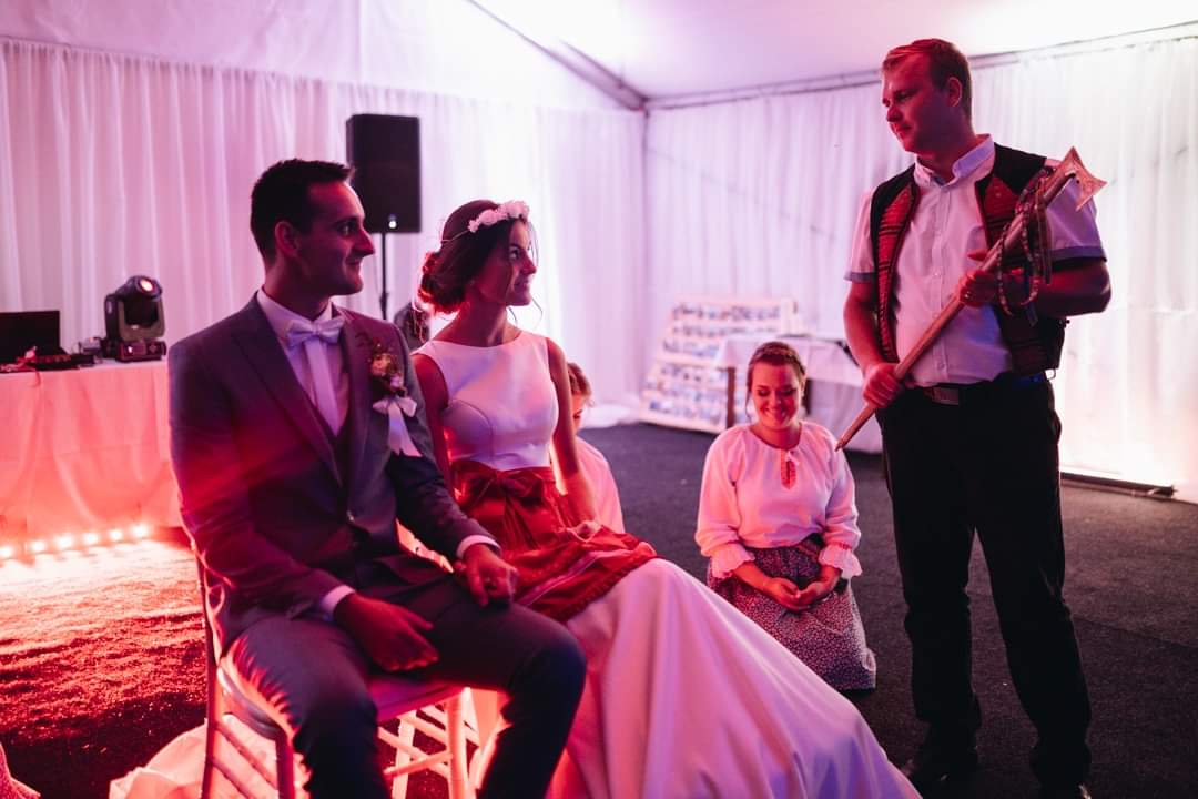 Mladomanželia pri obrade s valaškou