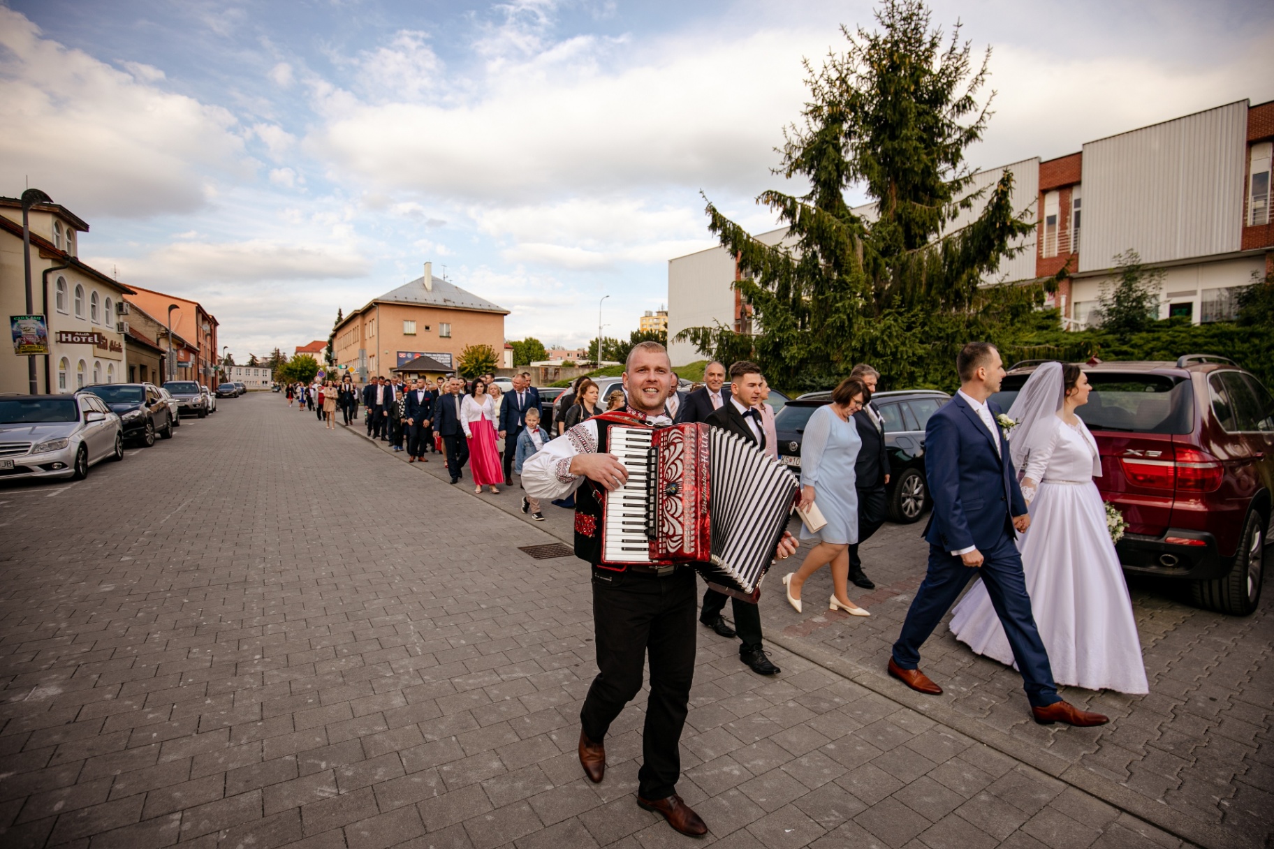 Svadobný sprievod s harmonikou mestom