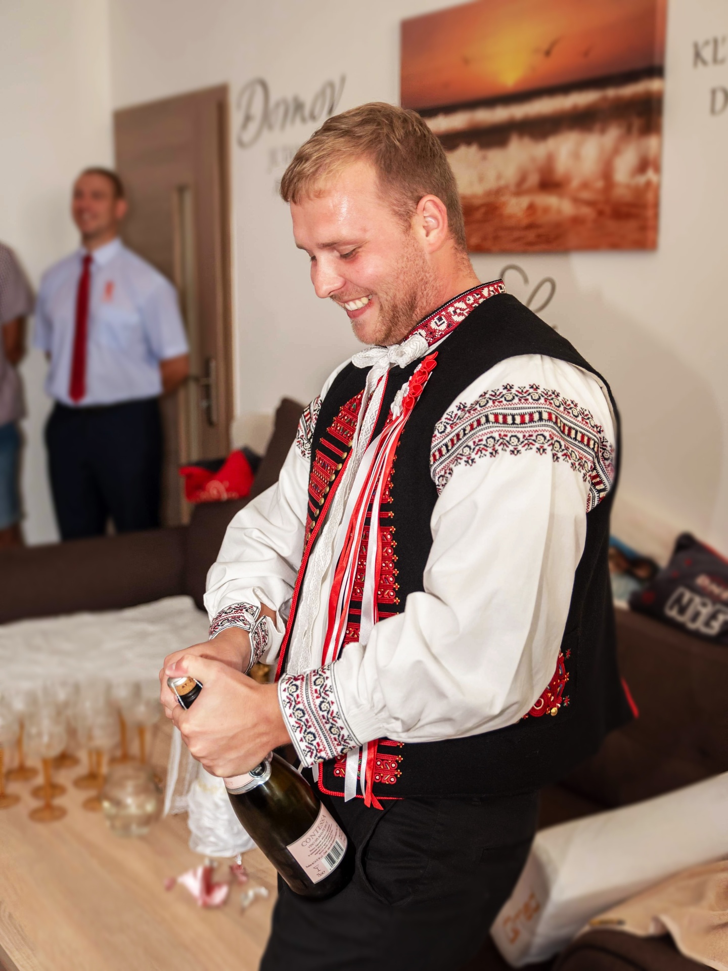 Otváranie šampanského v kroji