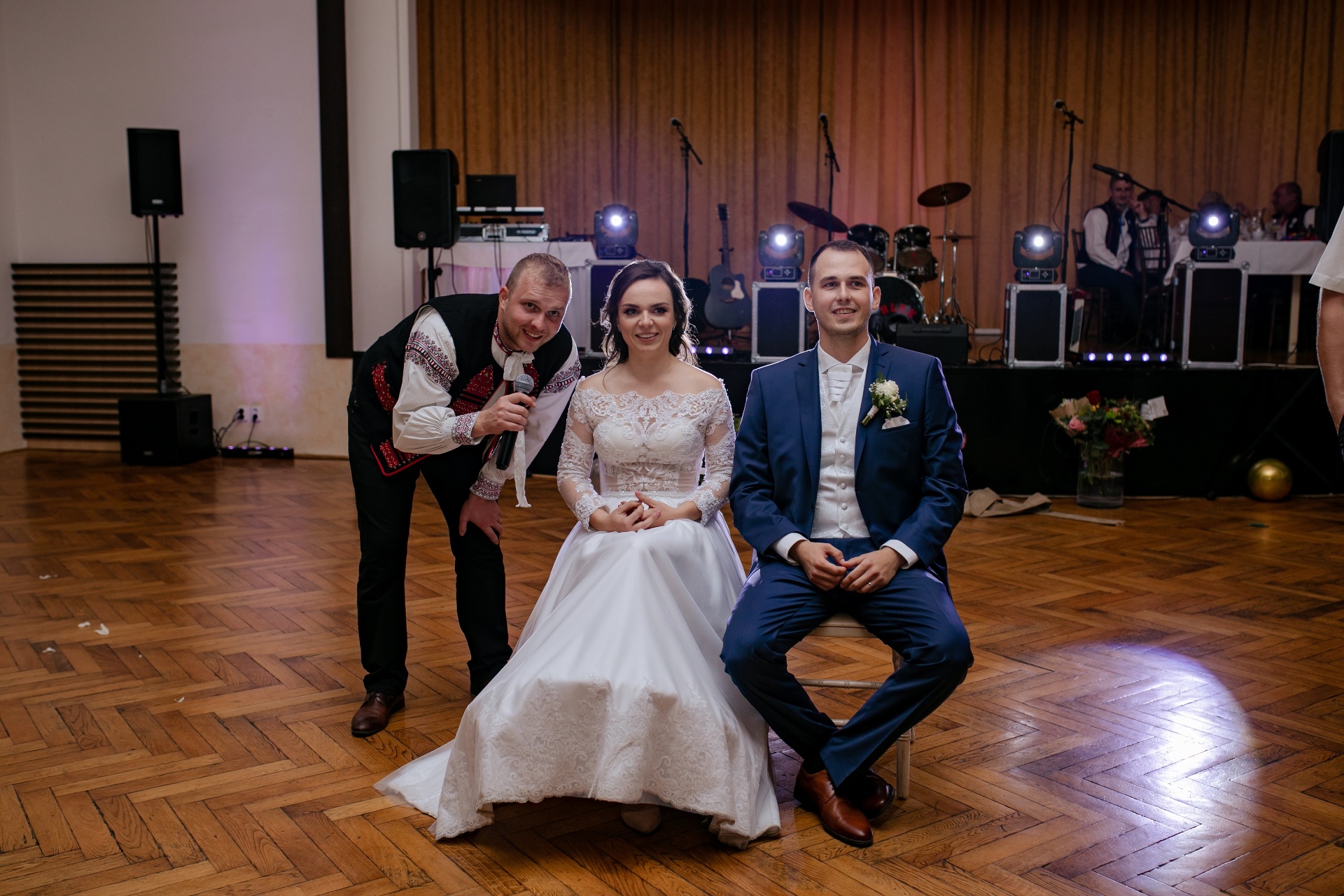 Starejší s mladomanželmi pred kapelou