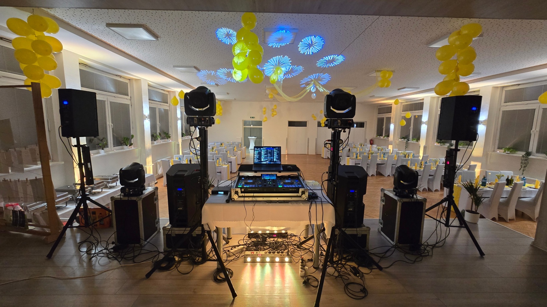 DJ pult s notebookom a Denon mixom pripravený na večierok