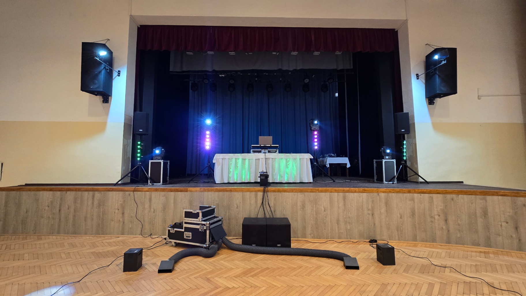 DJ stage s pohyblivým osvetlením na pódiu kultúrneho domu