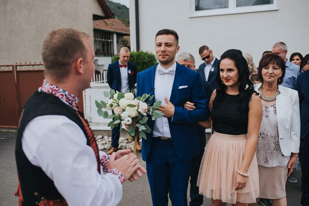 Príchod ženícha s kyticou