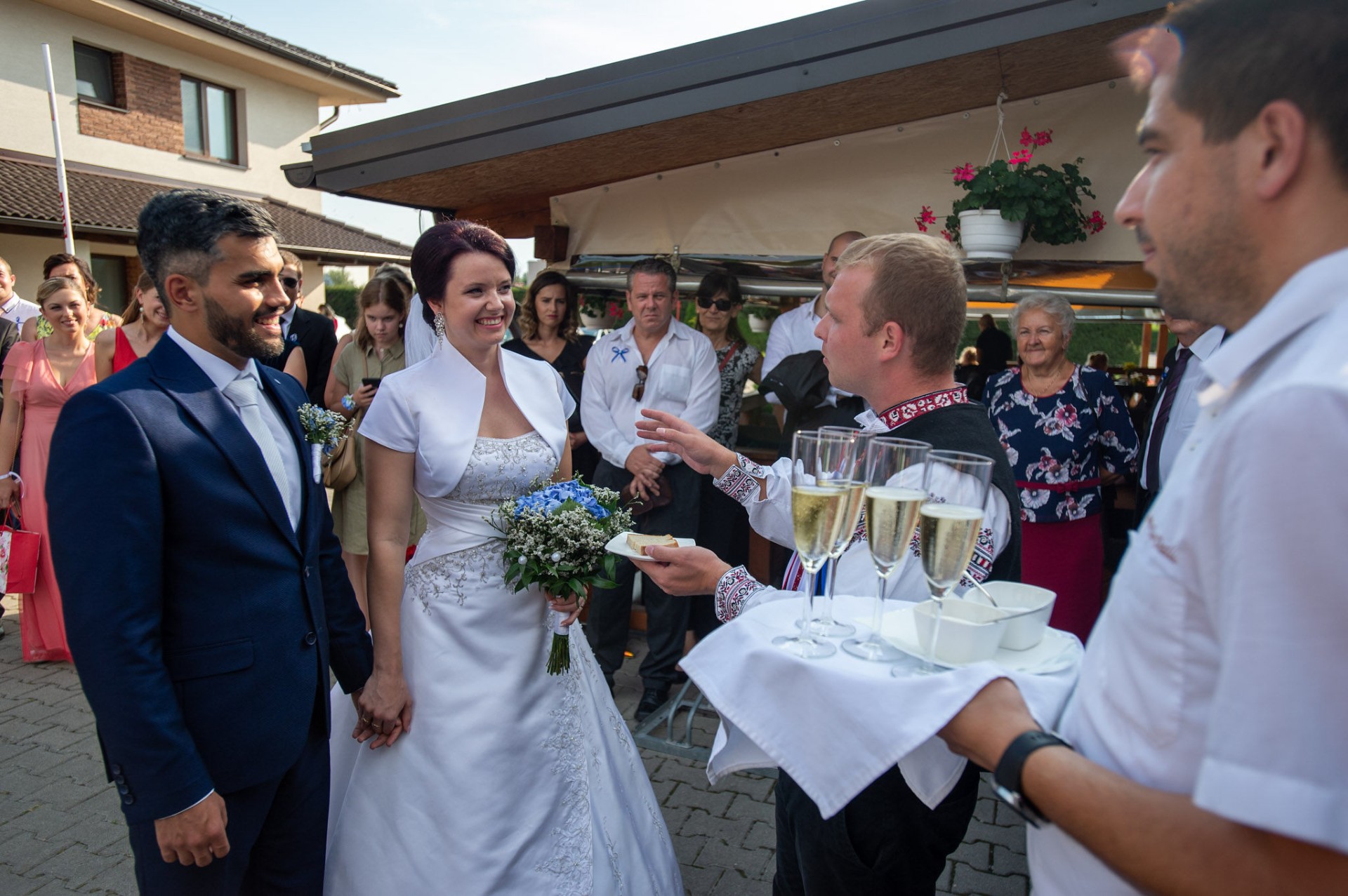 Prípitok pre mladomanželov pred domom