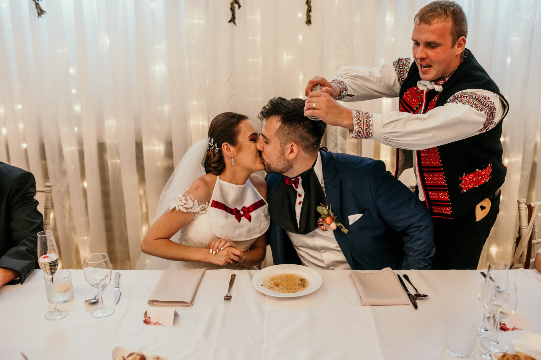 Bozk mladomanželov pri svadobnej aktivite