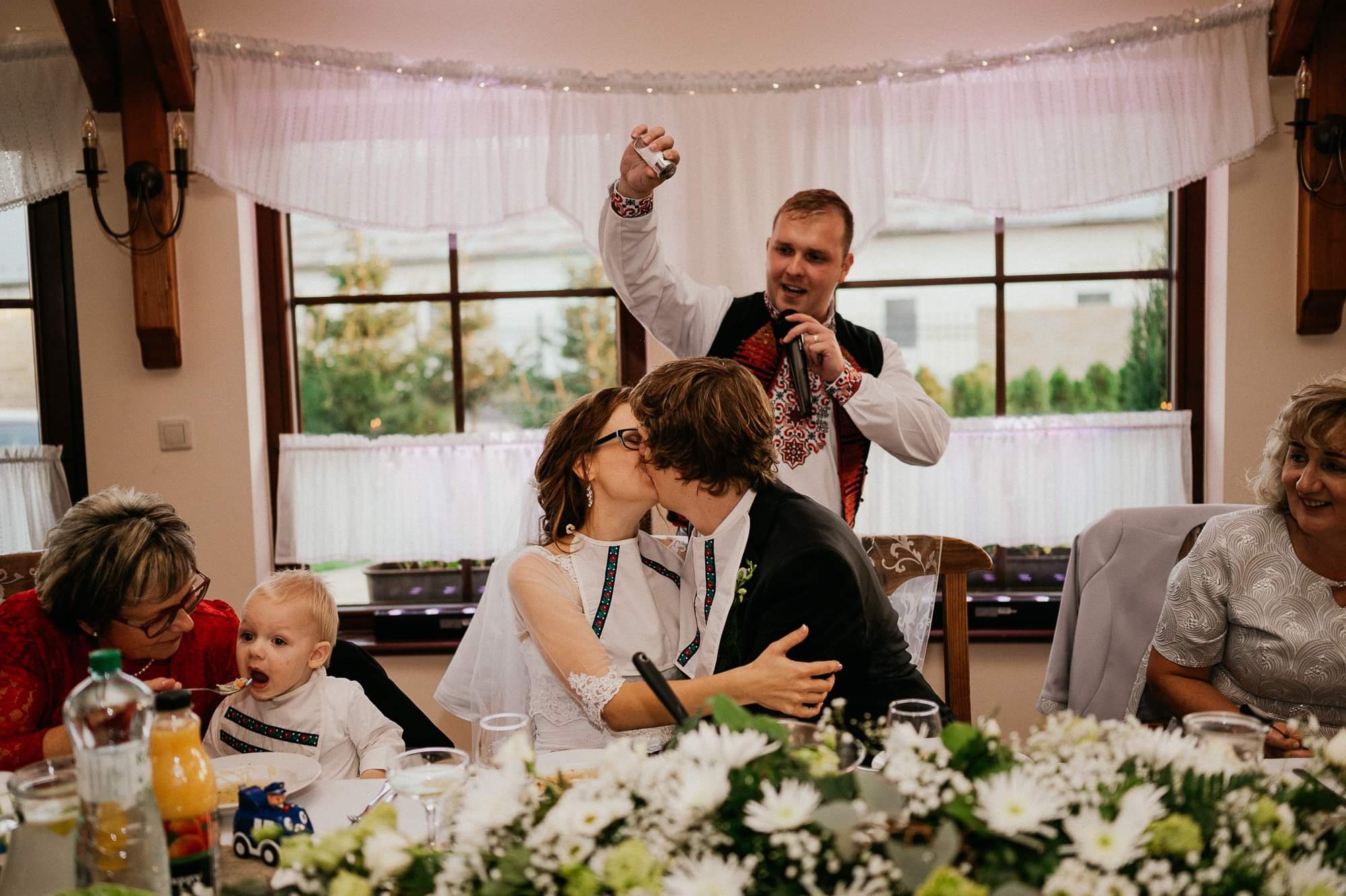 Prípitok – bozk mladomanželov
