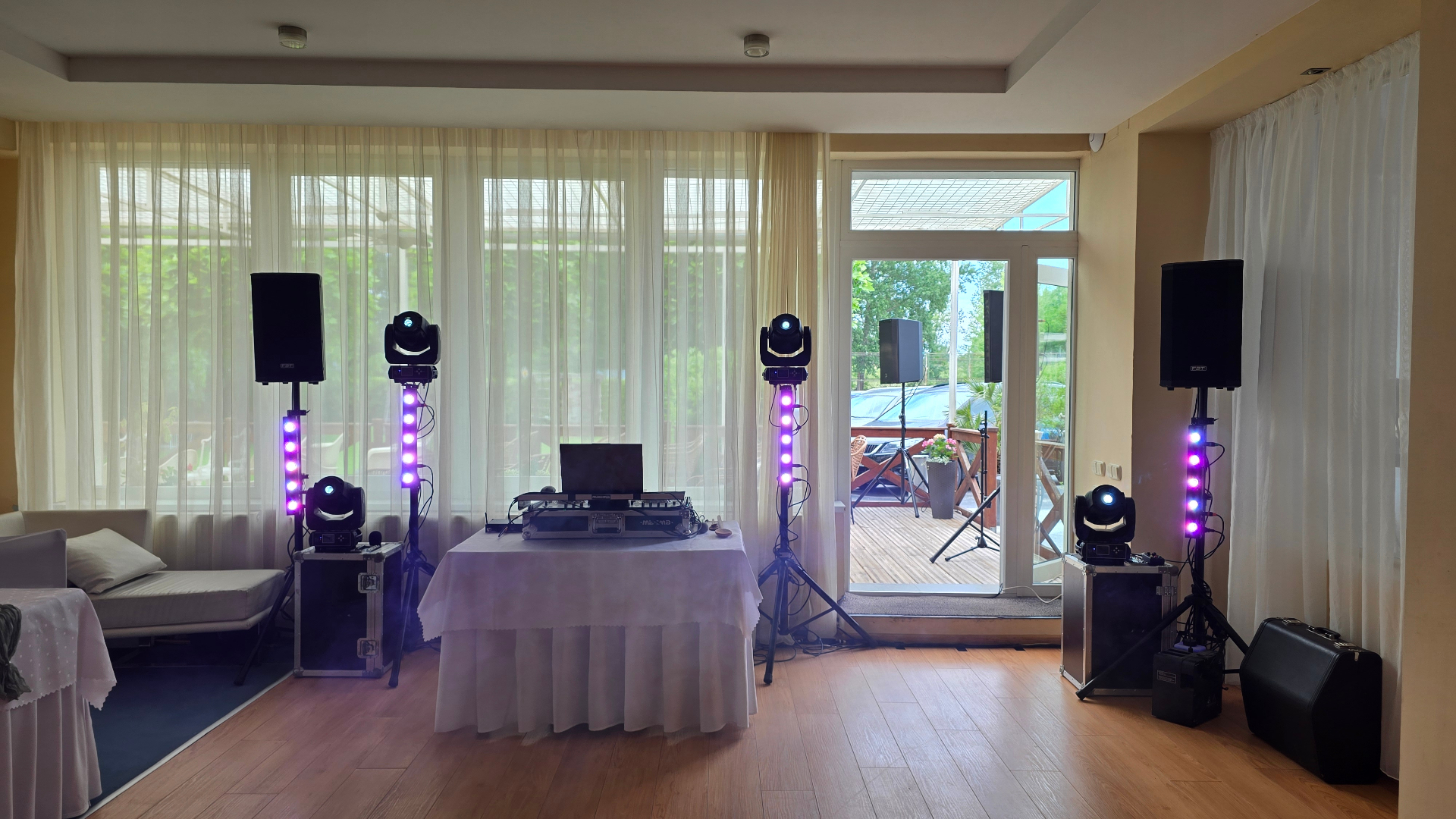DJ setup pri terase v modernej sále pripravený na podujatie
