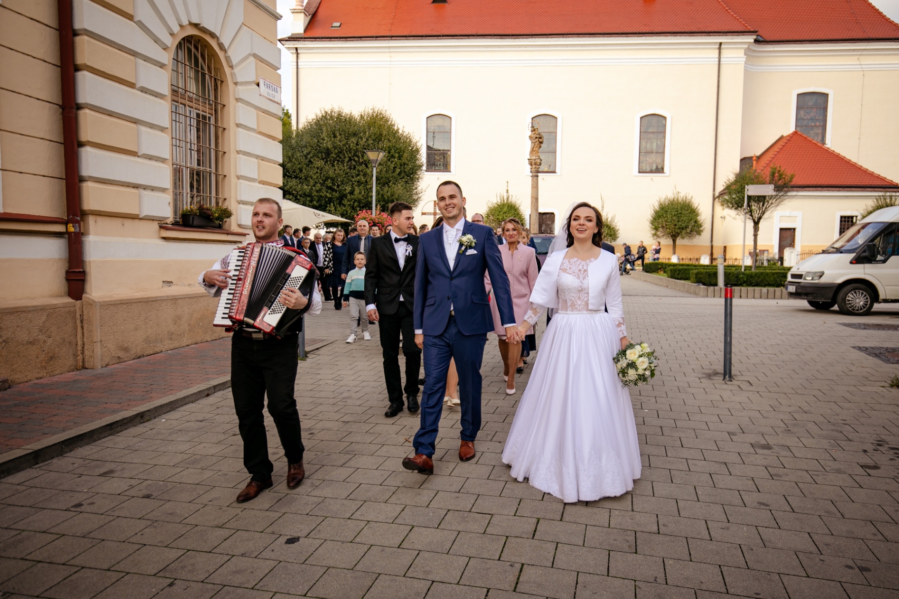 Svadobný sprievod po sobáši
