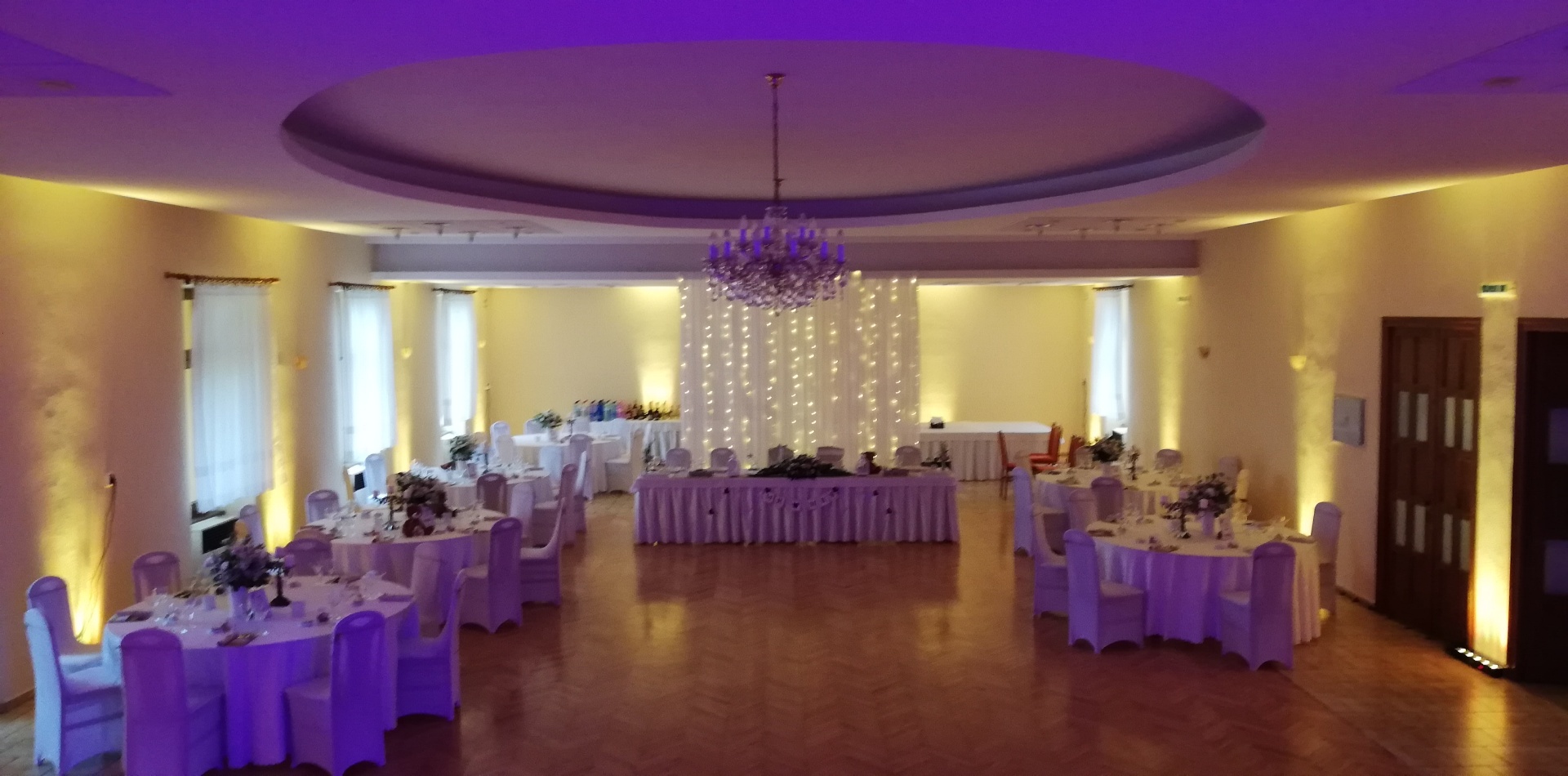 Elegantná svadobná sála s jemným ambientným osvetlením