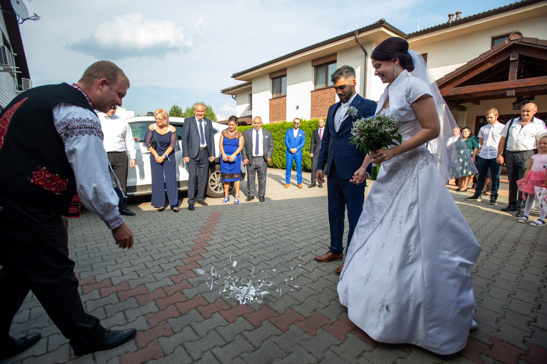 Rozbíjanie taniera pred mladomanželmi