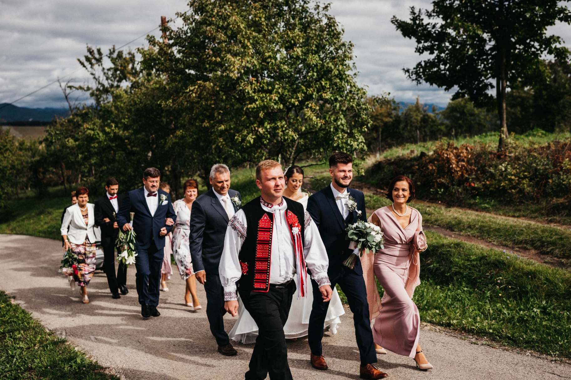 Sprievod ku kostolu s mladomanželmi