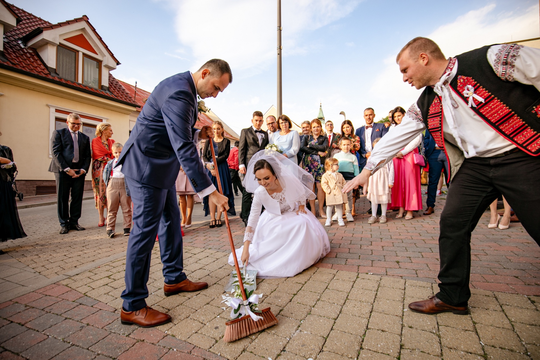 Zametanie črepov po rozbití taniera